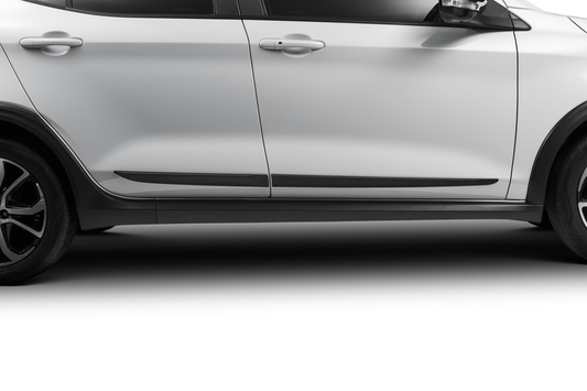 Pessoa aplicando fita 3M em peça automotiva