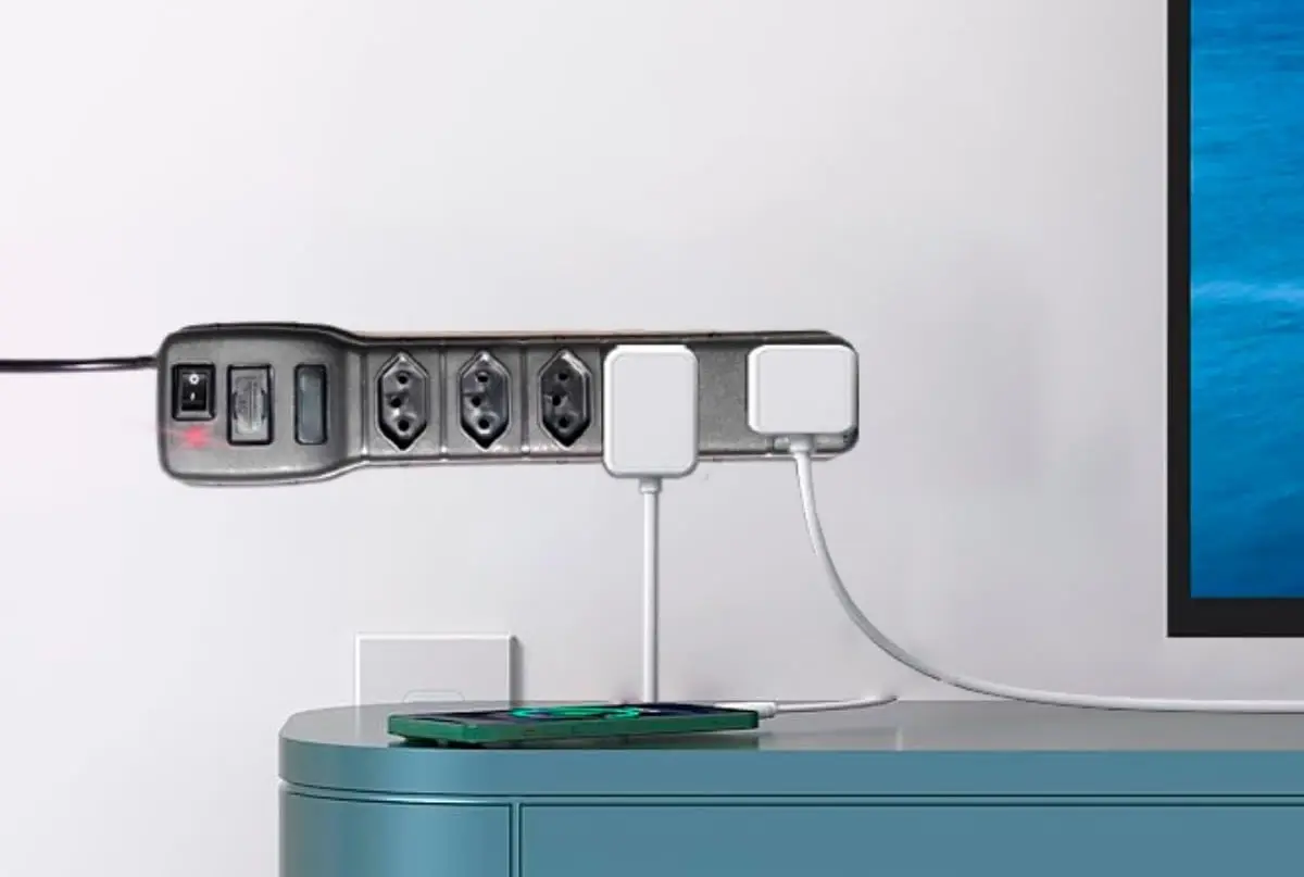 Pessoa organizando objetos com fita 3M